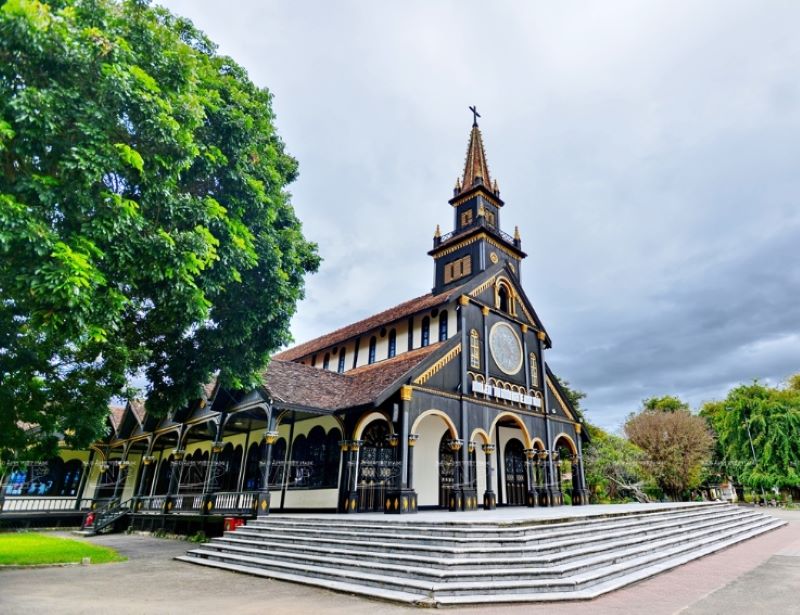 iglesia-de-madera-en-kon-tum-vietnam